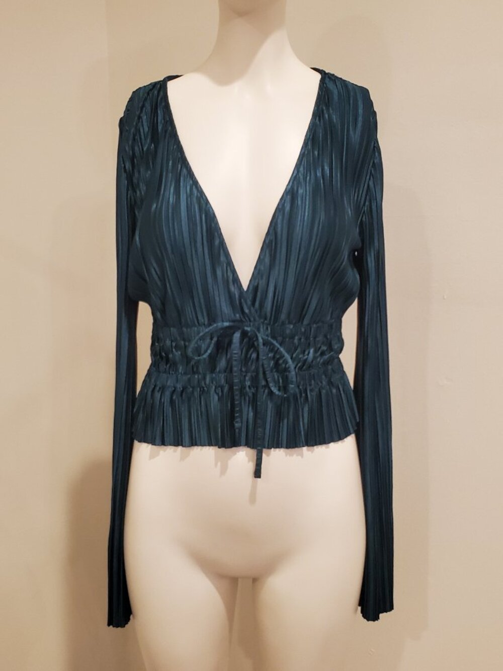 URBAN OUTFITTERS Womens Size M Teal Blue Plisse Pleated Deep V Long Sleeve Crop